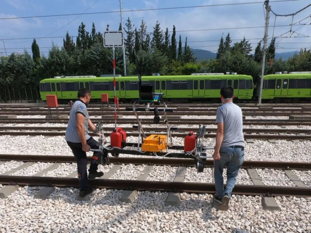 Turkish specialists put ultrasonic flaw detector UDS2-73 on rails — practical training for the customer, August 2020