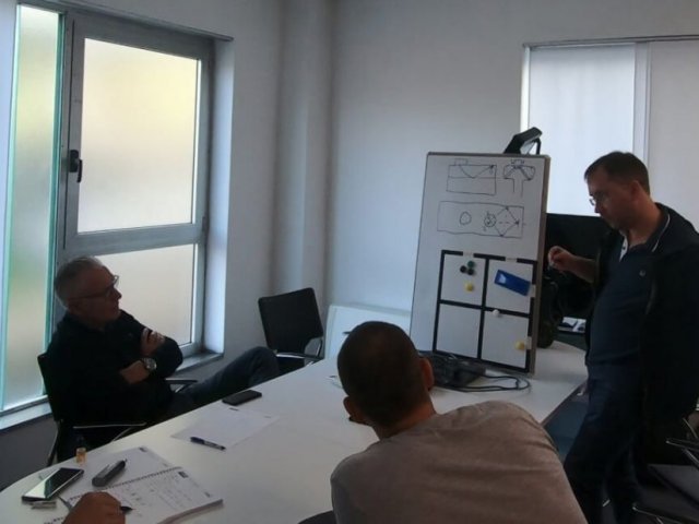 Explaining the flaw detection principle with the UT probes of the single rail flaw detector UDS2-77, Italy, on-site training, November 2019