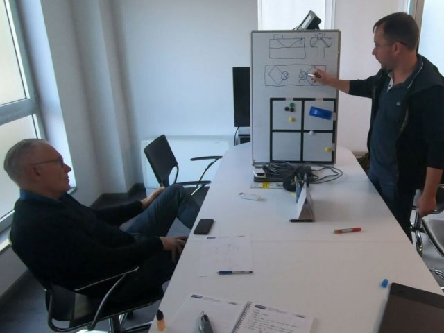 OKOndt GROUP's specialist tells Italian customers about the ultrasonic single rail flaw detector, November 2019, on-site training