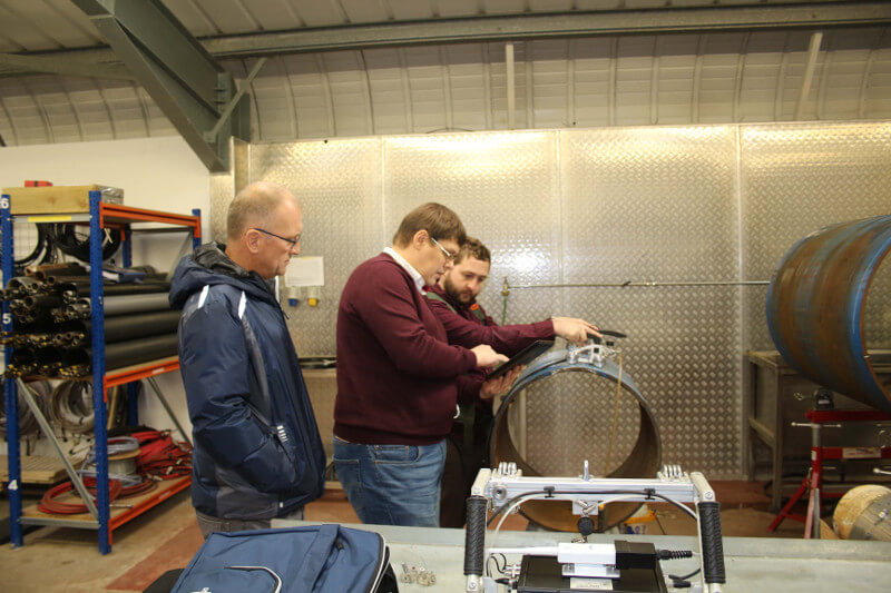 OKOndt GROUP's specialist is showing the software of the System for nondestructive testing of pipeline welds TOFD-Man during the equipment test drive