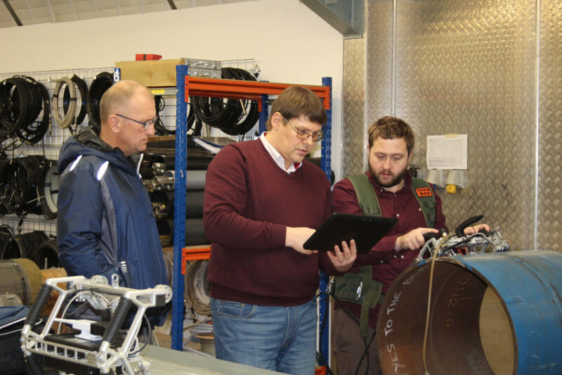 Specialists of Oceaneering International, Inc. are learning the signals of the defects detected by the TOFD-Man System on the screen