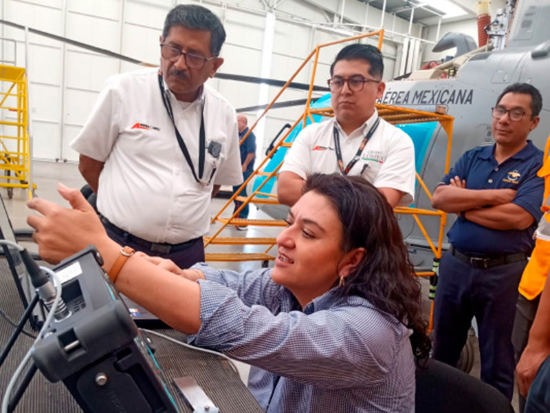 Brisa Aguilar (Sonoflow-Innovative) imparte una capacitación sobre detección de fallas por corrientes de Eddy en estructuras aeronáuticas, 2025, México 