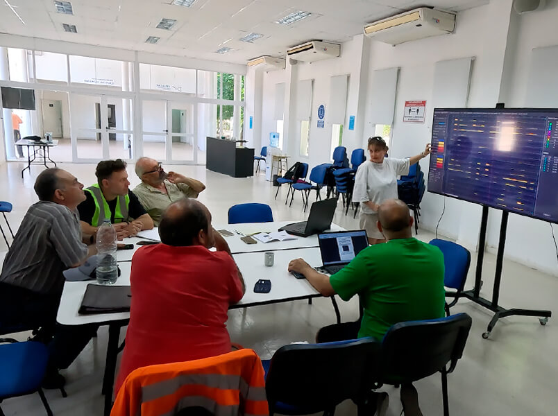 Especialistas de OKOndt GROUP realizan la parte teórica de la capacitación ETS2-73 en la oficina de CENACAF, Argentina, 2026