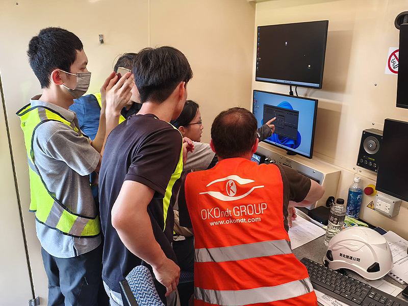 OKOndt GROUP engineer providing practical training on ultrasonic rail inspection software during system commissioning.