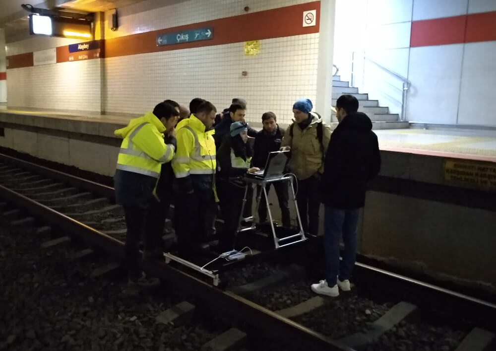 Turkish specialists are learning to work with the eddy current single rail line eight-channel flaw detector ETS2-77 on the metro rails