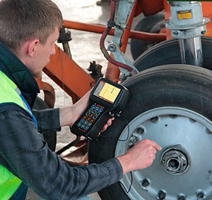 Checking an aircraft wheel with a portable eddy current flaw detector
