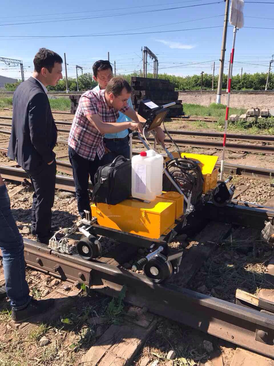 Presentation of the double rail ultrasonic flaw detector UDS2-73 on the railroad track, CIS 2017